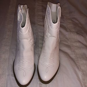 FREE PEOPLE WHITE BOOTS👢⭐️